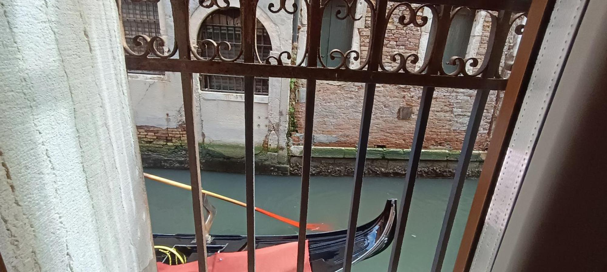 Ca Del Gambero Canal View Venedig Exteriör bild