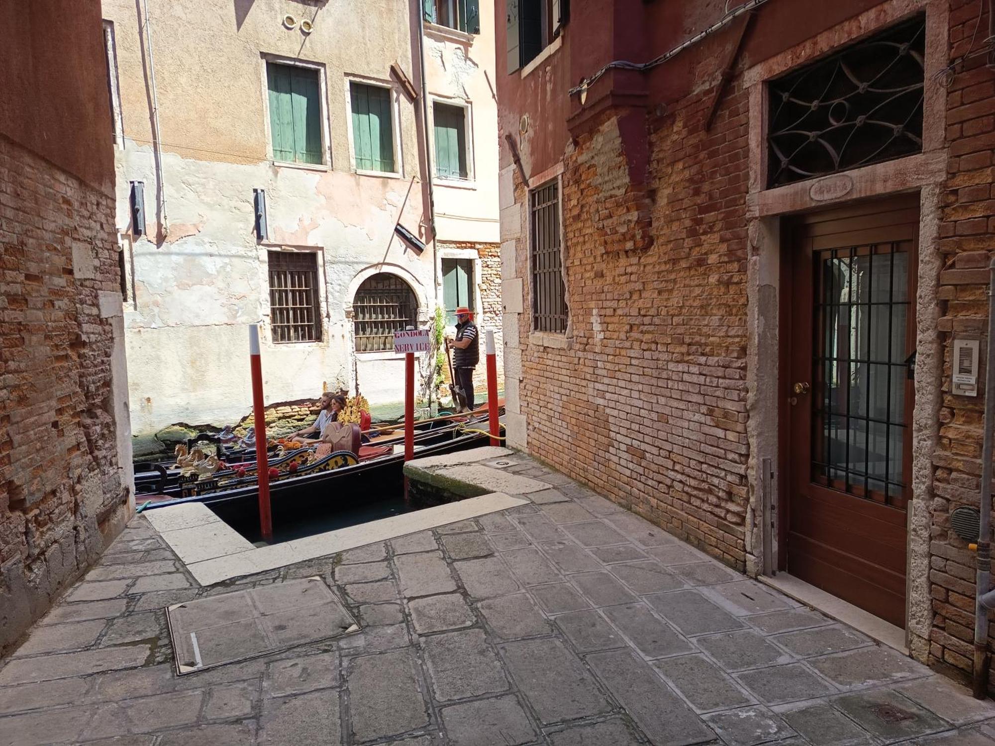 Ca Del Gambero Canal View Venedig Exteriör bild